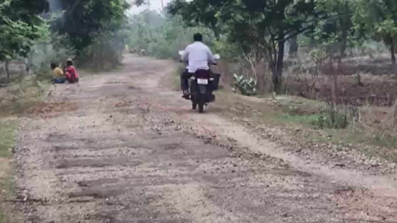 ପିଚୁ ରାସ୍ତା ଅବସ୍ଥା କଚ୍ଚା ଠାରୁ ଖରାପ
