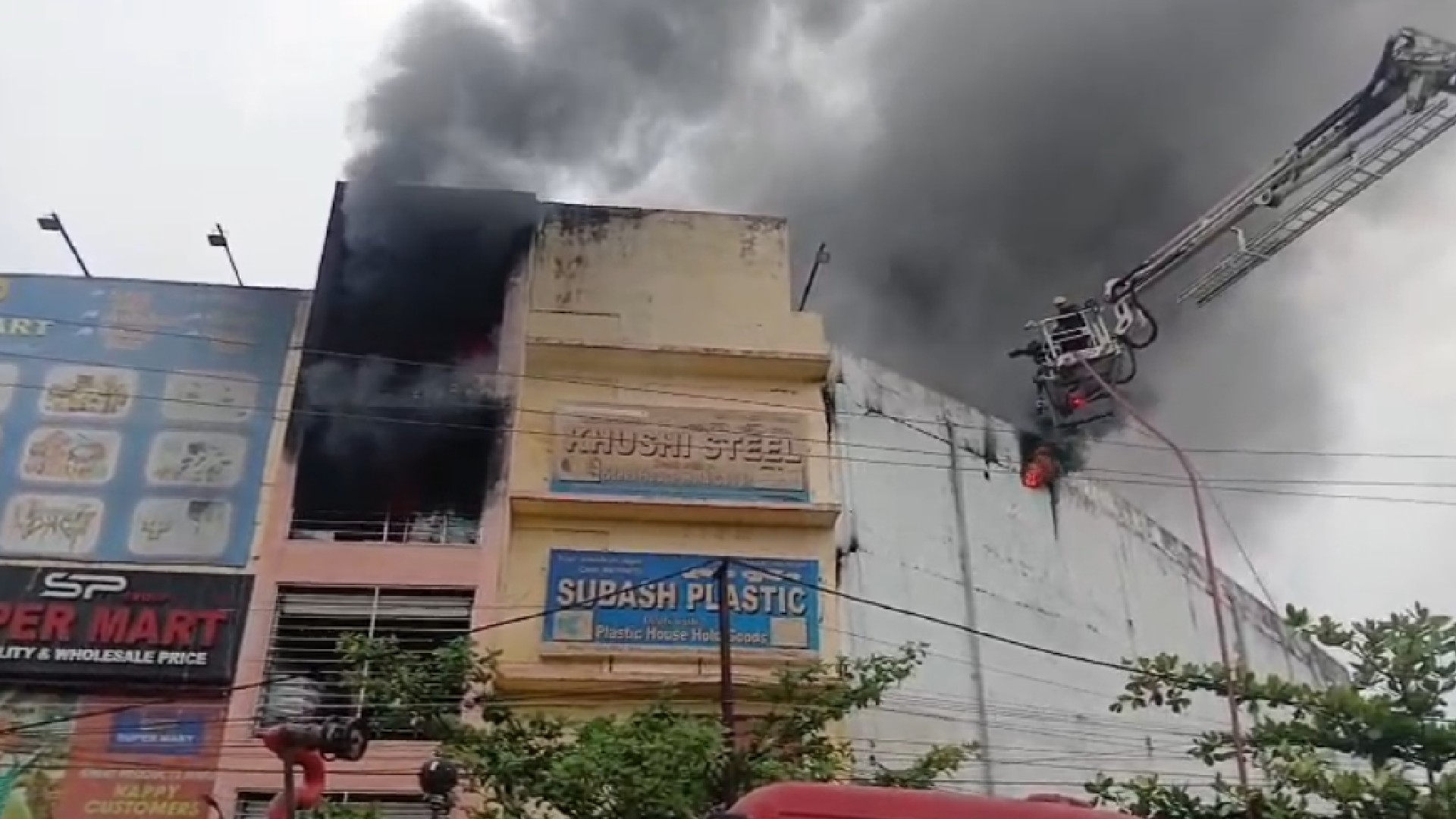 Major Fire Breaks Out at Super Mart in Bhubaneswar's Lingipur, Firefighting Underway