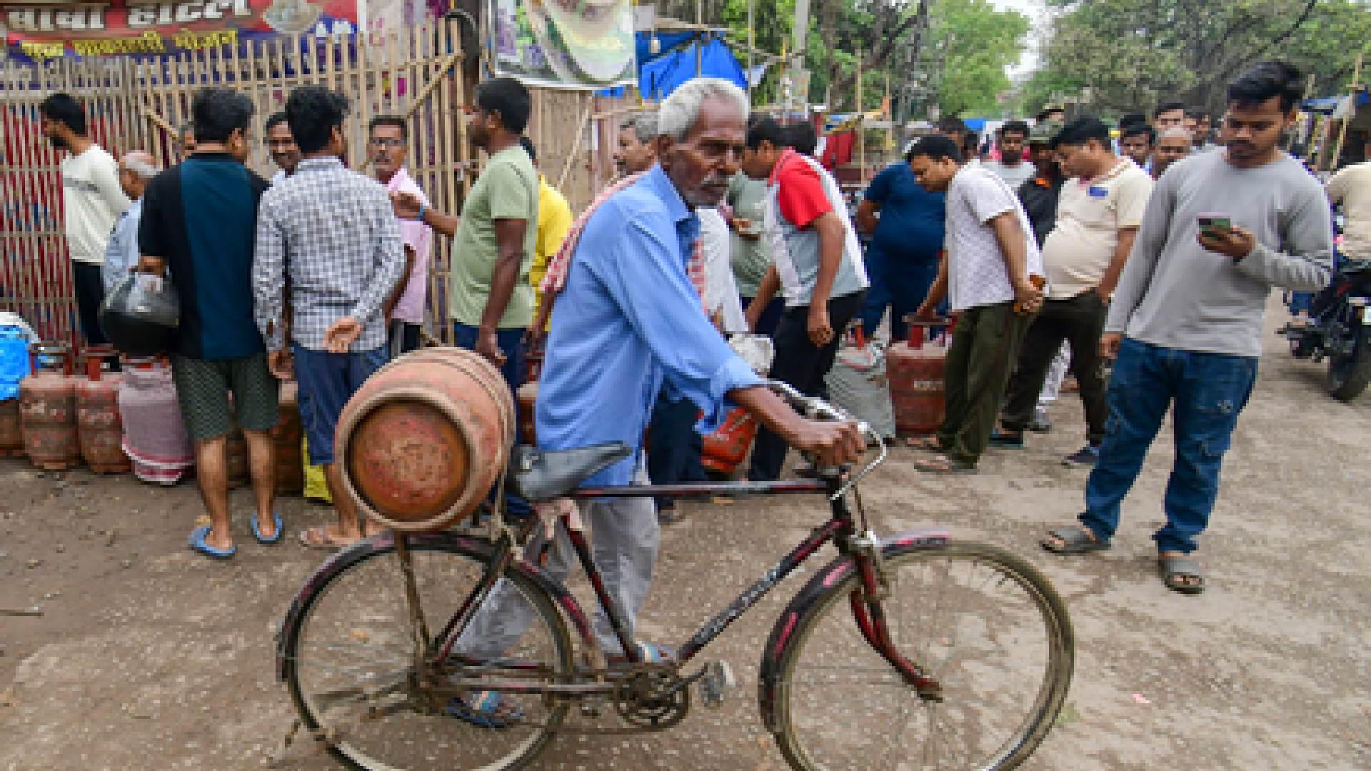 Govt Assures Adequate Fuel Stocks, Normal LPG Supply Amid Crackdown on Hoardings