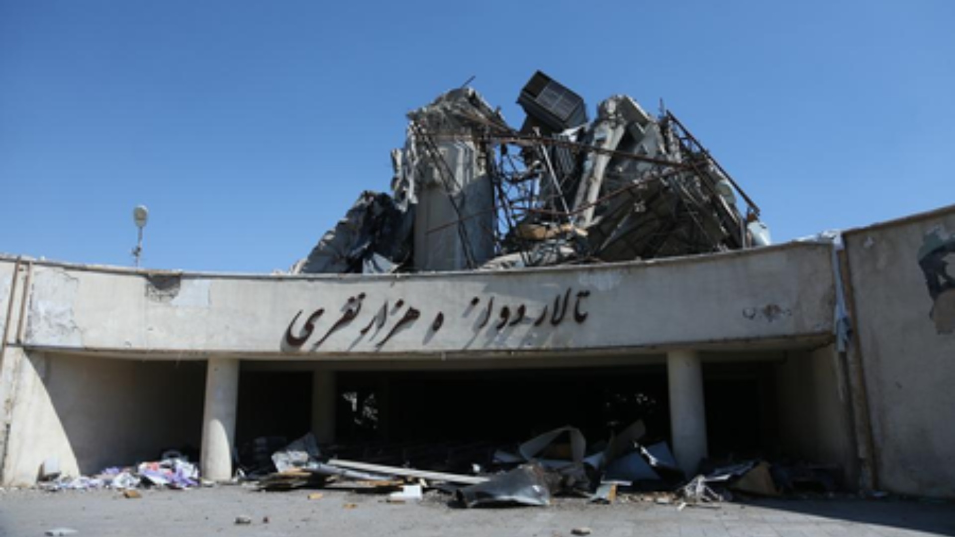 Iran Vows Retaliation as Trump’s Strait of Hormuz Deadline Looms