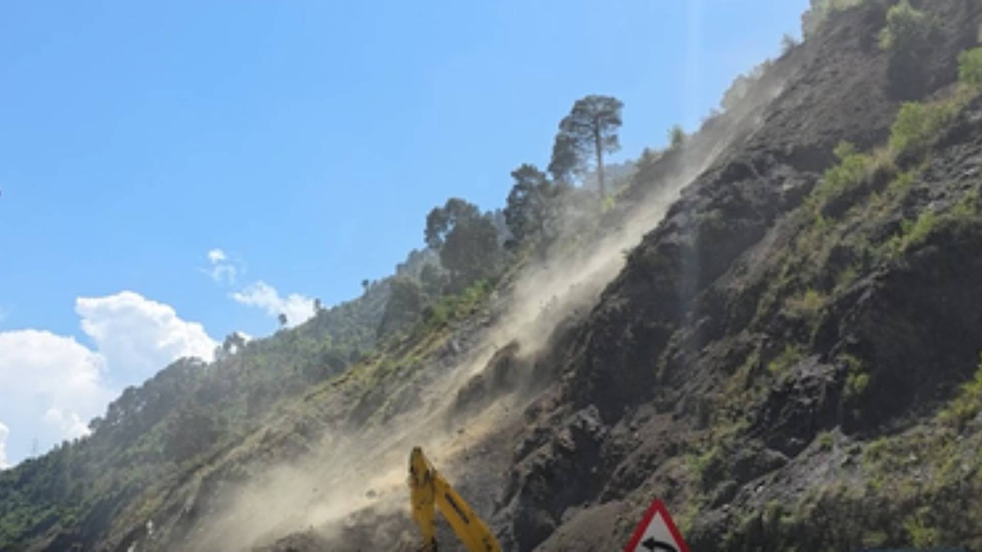 Fresh Landslide Blocks Srinagar–Jammu Highway for 2nd Day