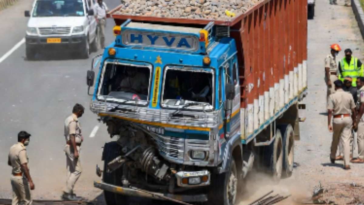 Hyva-Truck Collision on Oranda Overbridge Claims Driver's Life