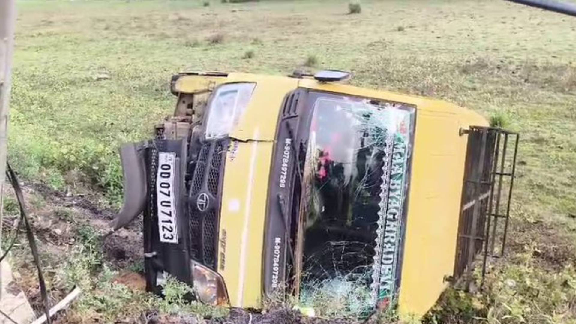 School Vehicle Overturns after Hitting Electric Pole in Ganjam, Several Students Injured