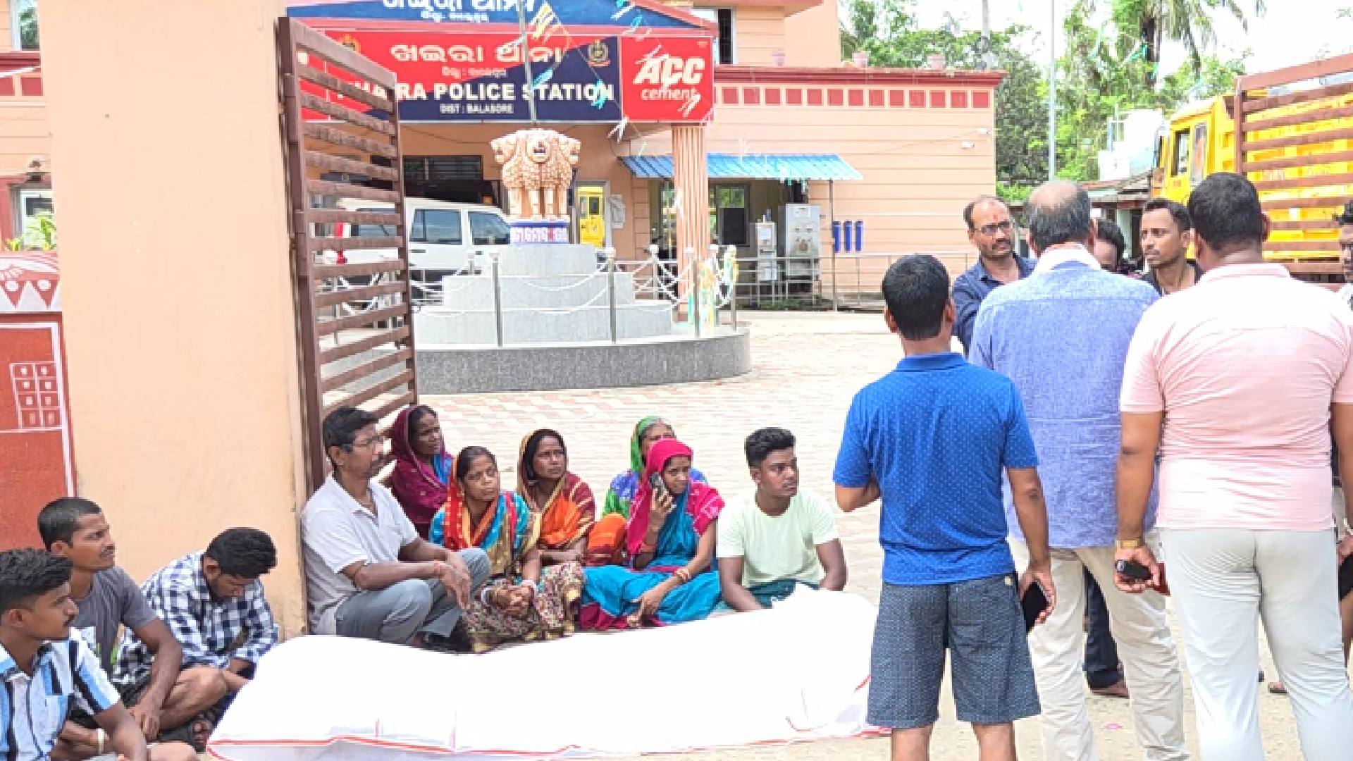 Family Stages Protest With Youth’s Body Outside Khaira Police Station, Alleges Murder