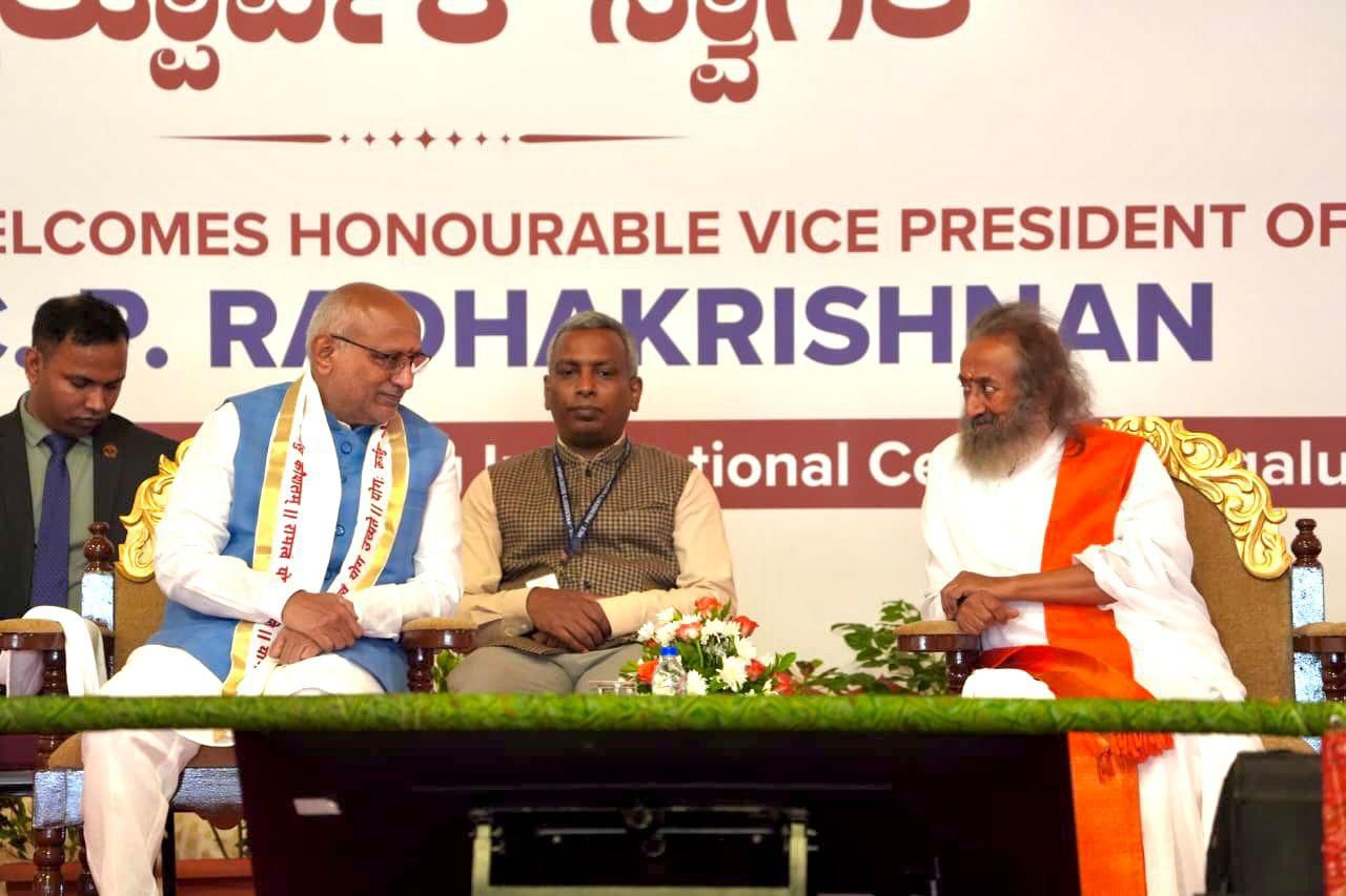 'ଆର୍ଟ ଅଫ୍ ଲିଭିଂ'କୁ ୪୫ ବର୍ଷ; ସ୍ମାରକୀ ଡାକଟିକଟ ଉନ୍ମୋଚନ କଲେ ଉପରାଷ୍ଟ୍ରପତି