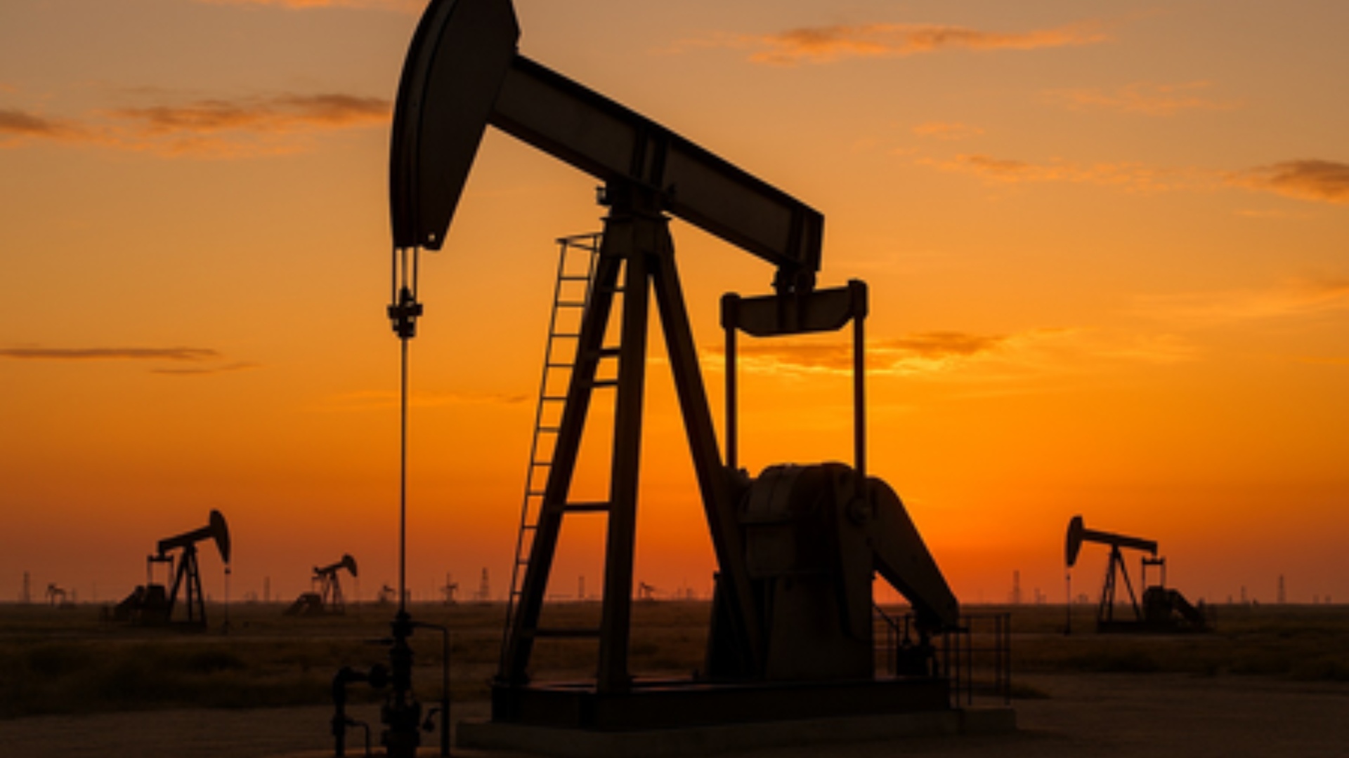Crude Oil Prices Fall after Israel and Lebanon Agree to Ceasefire